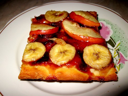 Дрожжевой пирог с яблоками и бананом