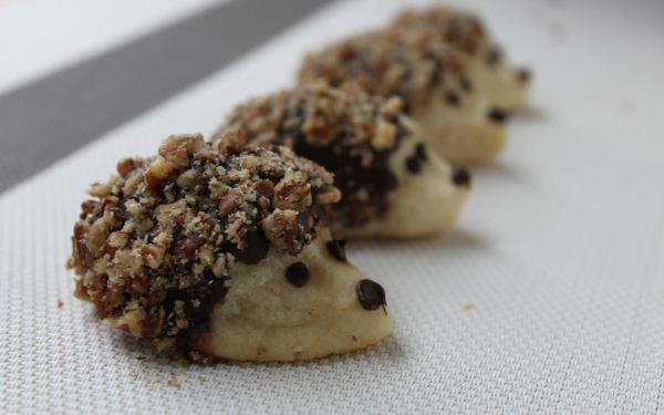 Весёлые ёжики - песочное печенье с шоколадом и орехами