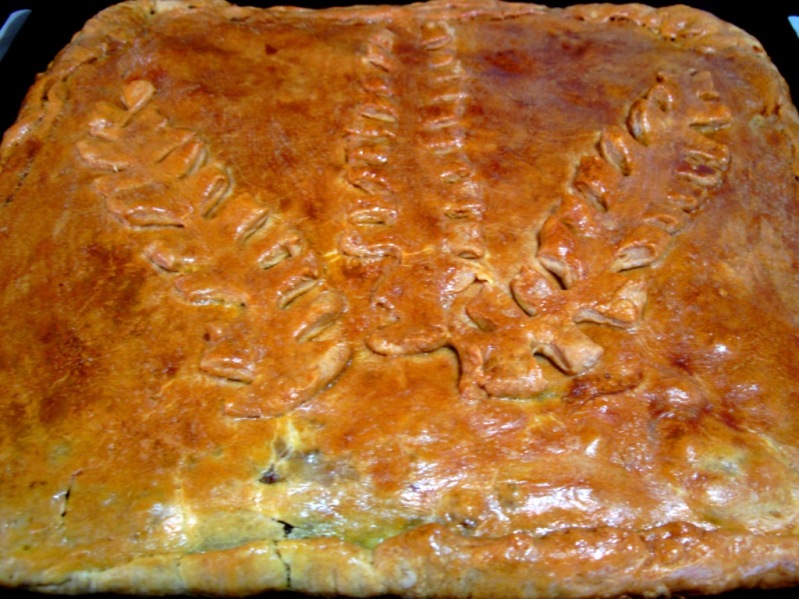 Пирог с куриной печенью, луком и картофелем на кефире - простой рецепт