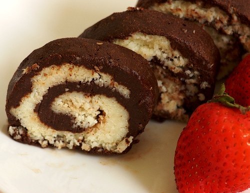 Шоколадно-кокосовый рулет "Баунти" - вкуснейший десерт без выпечки по простому рецепту